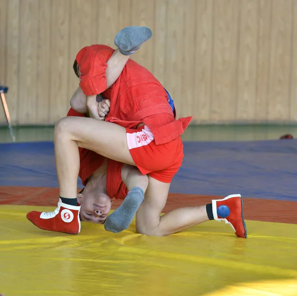 オレンブルク ロシア 2019年2月23日 男子は 若い男性の間でチャンピオンシップスクールスポーツNo 1名L コヴァレフスキーに武器なしで自己防衛を競う2005 2006年の若い男性の間で — ストック写真