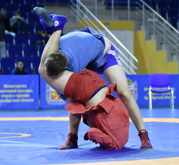 ロシアのオレンブルク 10月25 2019 男の子と女の子の間でオレンブルク地域の選手権で武器なしで自己防衛を競う — ストック写真