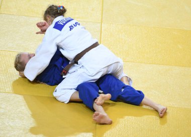 Orenburg, Rusya - 21 Ekim 2017: Kızlar, V. S. Chernomyrdin 'in anısına düzenlenen tüm Rus Judo turnuvasında erkekler ve kızlar arasında yarışıyor.