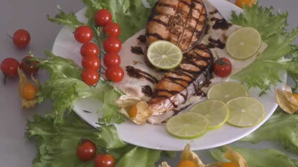地中海的鳟鱼 有新鲜蔬菜 — 图库视频影像