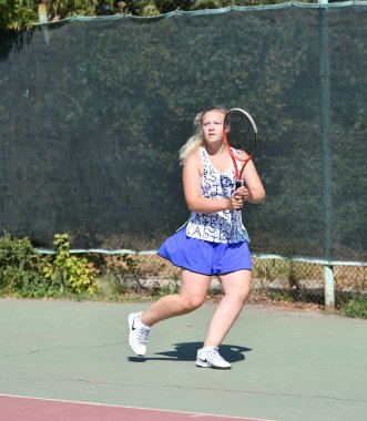 Orenburg, Rusya - 15 Ağustos 2017: Orenburg Bölgesi Tenis Federasyonu ödüllerinde oynayan kız