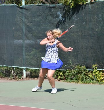 Orenburg, Rusya - 15 Ağustos 2017: Orenburg Bölgesi Tenis Federasyonu ödüllerinde oynayan kız