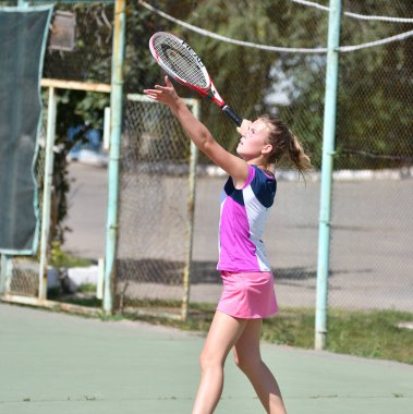 Orenburg, Rusya - 15 Ağustos 2017: Orenburg Bölgesi Tenis Federasyonu ödüllerinde oynayan kız