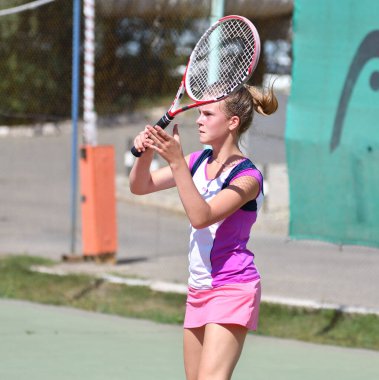 Orenburg, Rusya - 15 Ağustos 2017: Orenburg Bölgesi Tenis Federasyonu ödüllerinde oynayan kız