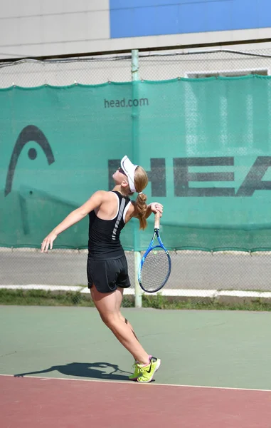 Orenburg Russie Août 2017 Année Jeune Fille Jouant Tennis Sur — Photo