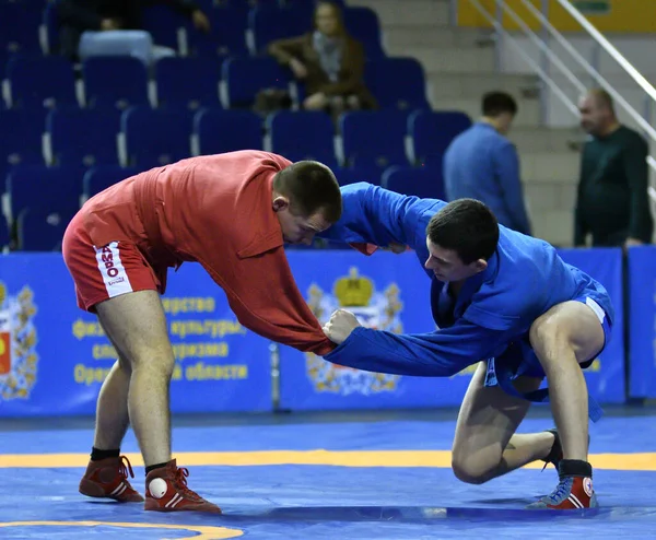 ロシアのオレンブルク 10月25 2019 男の子と女の子の間でオレンブルク地域の選手権で武器なしで自己防衛を競う — ストック写真