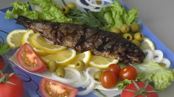 Truta Cozinha Mediterrânea Com Legumes Frescos — Vídeo de Stock