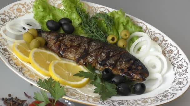 Pstrąg Kuchni Śródziemnomorskiej Świeżych Warzyw — Wideo stockowe
