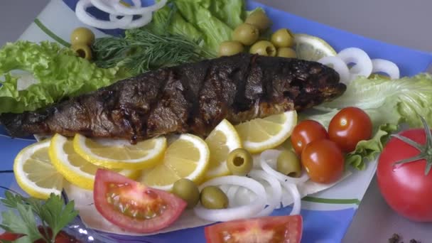 Πέστροφα Στη Μεσογειακή Κουζίνα Φρέσκα Λαχανικά — Αρχείο Βίντεο