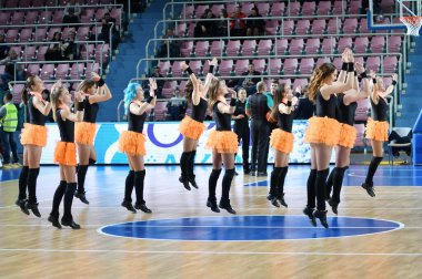 Orenburg, Rusya - 3 Ekim 2019: Basketbol kulüpleri Hope (Orenburg) ve Enisey (Krasnoyarsk) arasında oynanan Rusya Şampiyonası maçında amigo kızlar performansı).