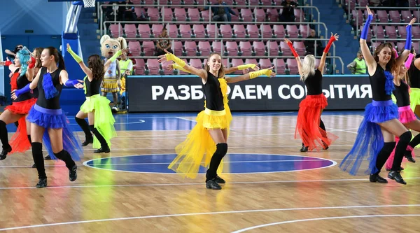 Orenburg Rusland Oktober 2019 Cheerleading Meisjes Treden Tijdens Een Basketbalwedstrijd — Stockfoto