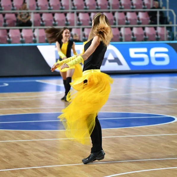 Orenburg Rusland Oktober 2019 Cheerleading Meisjes Treden Tijdens Een Basketbalwedstrijd — Stockfoto