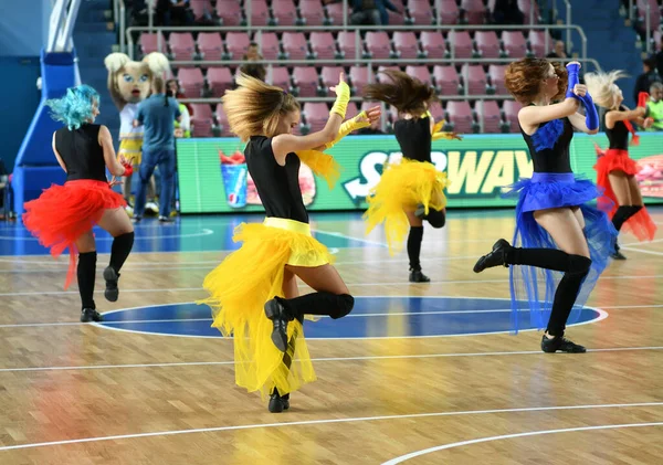 Orenburg Rusland Oktober 2019 Cheerleading Meisjes Treden Tijdens Een Basketbalwedstrijd — Stockfoto