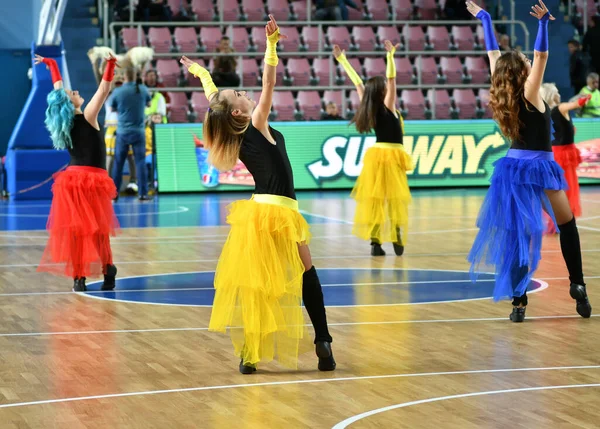 俄罗斯奥伦堡 2019年10月3日 女子啦啦队在俄罗斯足球锦标赛的一场比赛中在 Orenburg Enisey Krasnoyarsk 之间表演 — 图库照片
