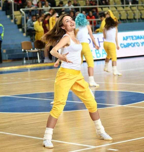 Orenburg Rusland Oktober 2019 Cheerleading Meisjes Treden Tijdens Een Basketbalwedstrijd — Stockfoto