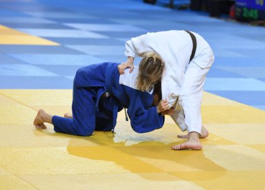 Orenburg, Rusya - 21 Ekim 2017: Kızlar, V. S. Chernomyrdin 'in anısına düzenlenen tüm Rus Judo turnuvasında erkekler ve kızlar arasında yarışıyor.