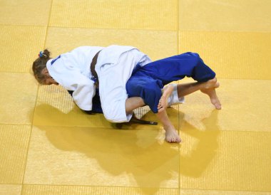 Orenburg, Rusya - 21 Ekim 2017: Kızlar, V. S. Chernomyrdin 'in anısına düzenlenen tüm Rus Judo turnuvasında erkekler ve kızlar arasında yarışıyor.