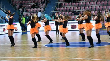 Orenburg, Rusya - 3 Ekim 2019: Basketbol kulüpleri Hope (Orenburg) ve Enisey (Krasnoyarsk) arasında oynanan Rusya Şampiyonası maçında amigo kızlar performansı).