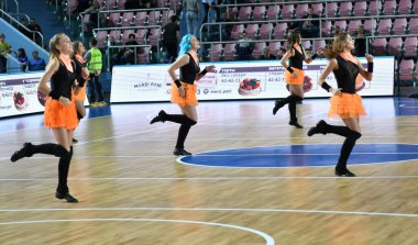 Orenburg, Rusya - 3 Ekim 2019: Basketbol kulüpleri Hope (Orenburg) ve Enisey (Krasnoyarsk) arasında oynanan Rusya Şampiyonası maçında amigo kızlar performansı).