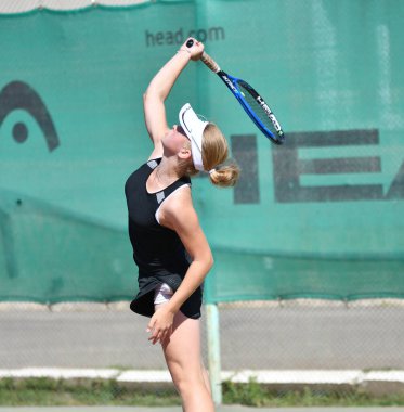 Orenburg, Rusya - 15 Ağustos 2017: Orenburg Bölgesi Tenis Federasyonu ödüllerinde oynayan kız