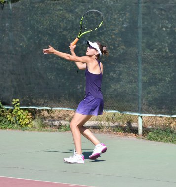 Orenburg, Rusya - 15 Ağustos 2017: Orenburg Bölgesi Tenis Federasyonu ödüllerinde oynayan kız