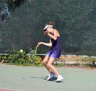 Orenburg, Rusya - 15 Ağustos 2017: Orenburg Bölgesi Tenis Federasyonu ödüllerinde oynayan kız