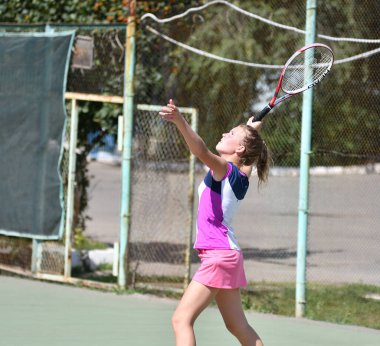 Orenburg, Rusya - 15 Ağustos 2017: Orenburg Bölgesi Tenis Federasyonu ödüllerinde oynayan kız