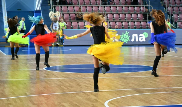 ロシアのオレンブルク 2019年10月3日 バスケットボールクラブ間のロシア選手権 Hope オレンブルク Enisey クラスノヤルスク の試合でバスケットボールの試合で女子チアリーディングを行う — ストック写真