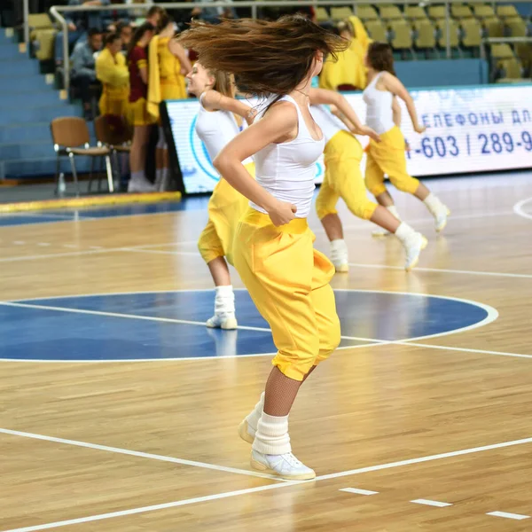 Orenburg Rusland Oktober 2019 Cheerleading Meisjes Treden Tijdens Een Basketbalwedstrijd — Stockfoto