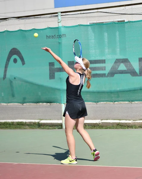 Orenburg Russie Août 2017 Année Jeune Fille Jouant Tennis Sur — Photo