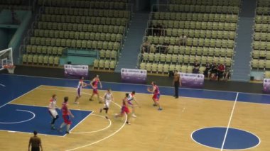 Orenburg, Rusya - 13-16 Haziran 2019 yıl: Erkekler Volga Federal Bölgesi amatör Basketbol Ligi Bölgelerarası finallerde basketbol oynuyor