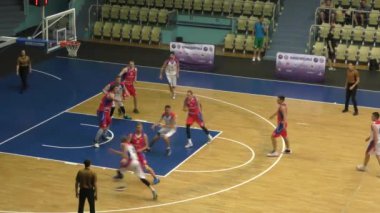 Orenburg, Rusya - 13-16 Haziran 2019 yıl: Erkekler Volga Federal Bölgesi amatör Basketbol Ligi Bölgelerarası finallerde basketbol oynuyor