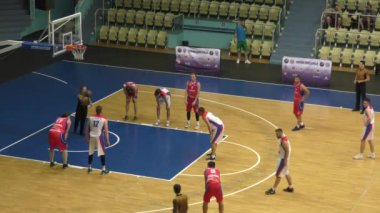 Orenburg, Rusya - 13-16 Haziran 2019 yıl: Erkekler Volga Federal Bölgesi amatör Basketbol Ligi Bölgelerarası finallerde basketbol oynuyor