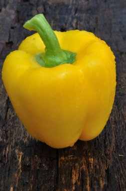 Eski ahşap tezgahta tatlı sarı biber