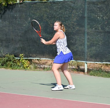Orenburg, Rusya - 15 Ağustos 2017: Orenburg Bölgesi Tenis Federasyonu ödüllerinde oynayan kız
