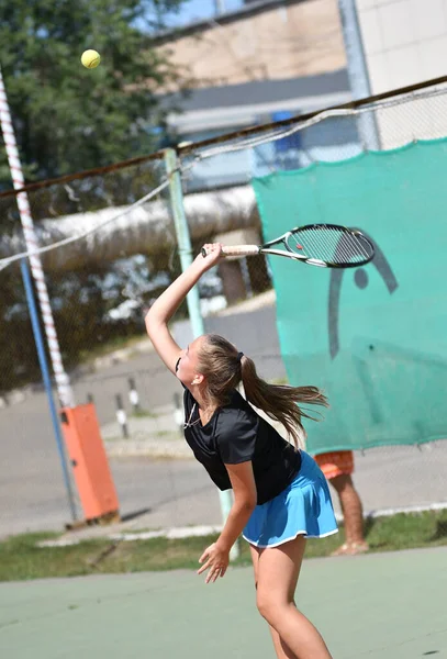 Orenburg Ryssland Augusti 2017 Flicka Spelar Tennis Priserna Tennisförbundet Orenburg — Stockfoto