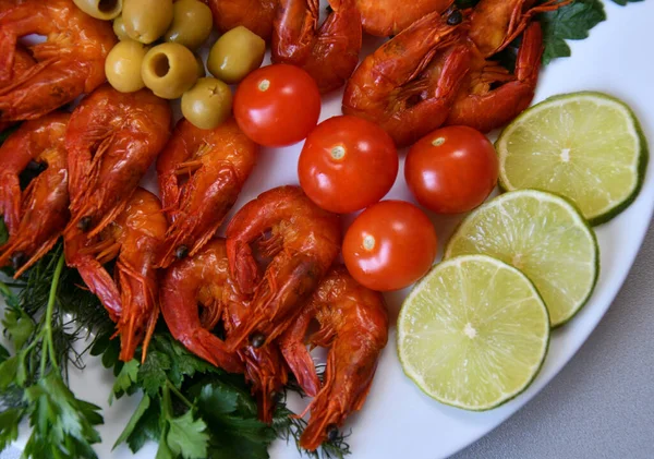 Camarones Cocidos Con Hierbas Frescas Aceitunas Lima Tomate — Foto de Stock