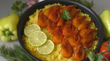 Karides, safran ve zeytinyağlı pirinç paella - İspanyol ulusal yemeği