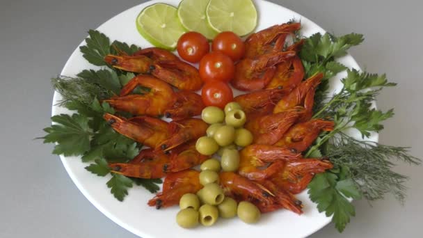 Krewetki Gotowane Świeżymi Ziołami Oliwkami Wapnem Pomidorami — Wideo stockowe