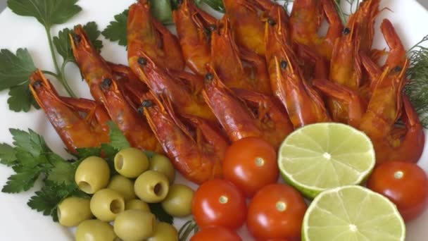 Camarones Cocidos Con Hierbas Frescas Aceitunas Lima Tomates — Vídeos de Stock