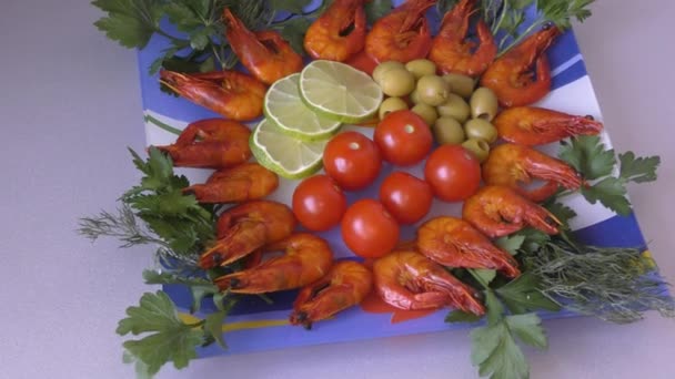 新鮮なハーブ オリーブ ライム トマトとエビを調理 — ストック動画