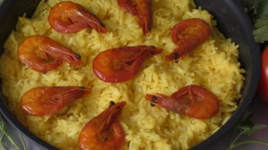 Karides, safran ve zeytinyağlı pirinç paella - İspanyol ulusal yemeği