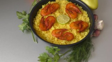 Karides, safran ve zeytinyağlı pirinç paella - İspanyol ulusal yemeği