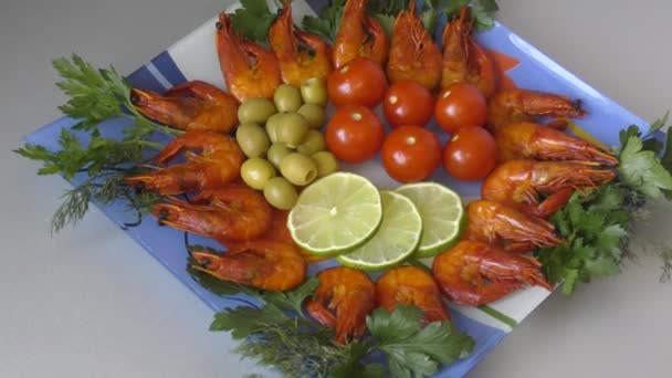 Vařené Krevety Čerstvými Bylinkami Olivami Limetkou Rajčaty — Stock video