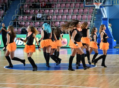 Orenburg, Rusya - 3 Ekim 2019: Basketbol kulüpleri Hope (Orenburg) ve Enisey (Krasnoyarsk) arasında oynanan Rusya Şampiyonası maçında amigo kızlar performansı).