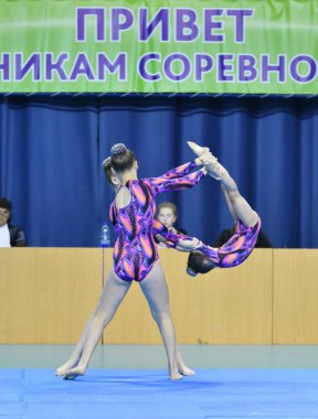 Orenburg, Rusya, 26-27 Mayıs 2017: Kız spor akrobasi dalında Orenburga Açık Şampiyonası 'nda spor akrobasisinde mücadele ediyor.