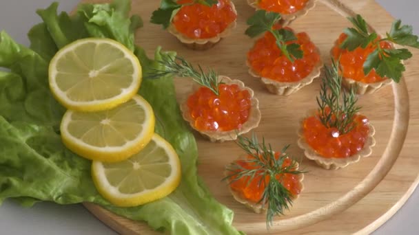 Tartlets Com Caviar Vermelho Uma Placa Corte — Vídeo de Stock