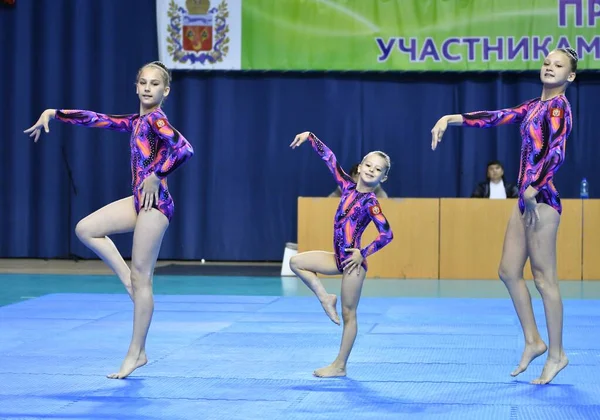 Orenburg Russia Maggio 2017 Anni Ragazze Gareggiano Acrobazie Sportive All — Foto Stock