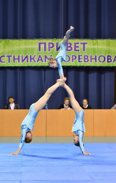 Orenburg Ρωσία Μαΐου 2017 Χρόνια Κορίτσι Αγωνίζεται Αθλήματα Ακροβατικά Στο — Φωτογραφία Αρχείου