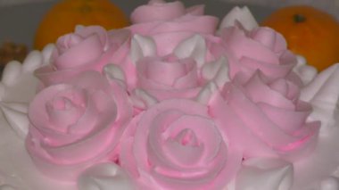 Krem güllerle süslenmiş bisküvi keki. 